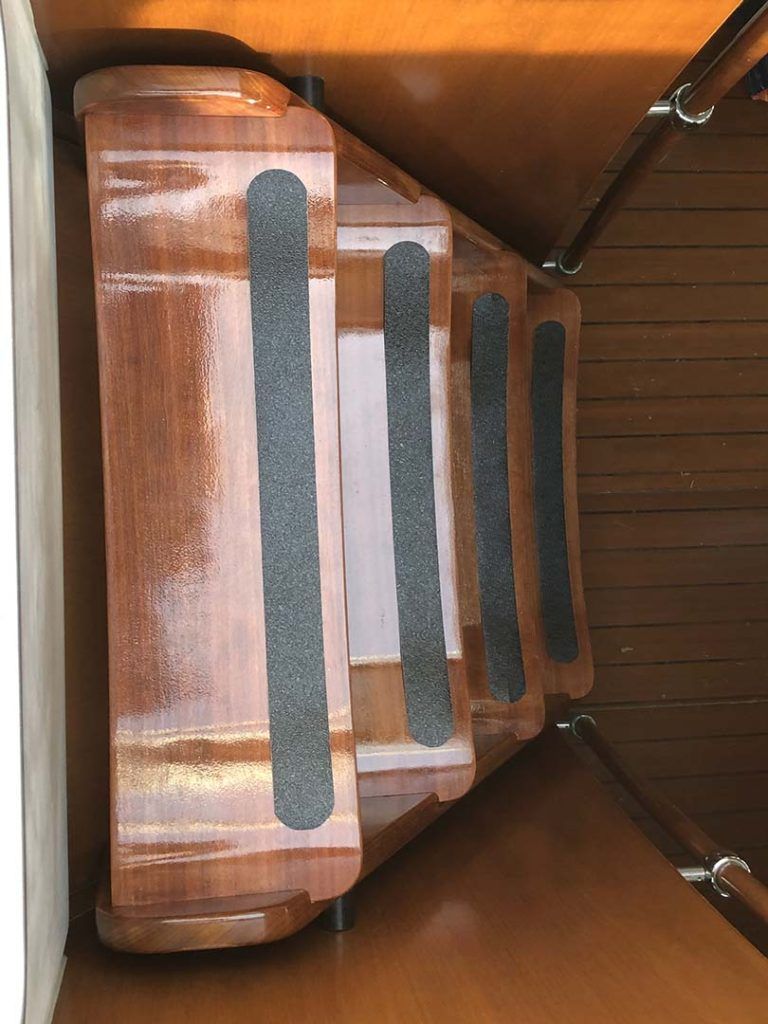 Kunnostetut purjeveneen portaat Wood One