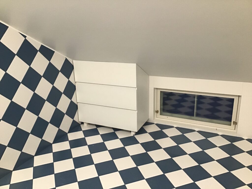 Hyllystö rakennettu vinon katon alle mittatilauksena.
