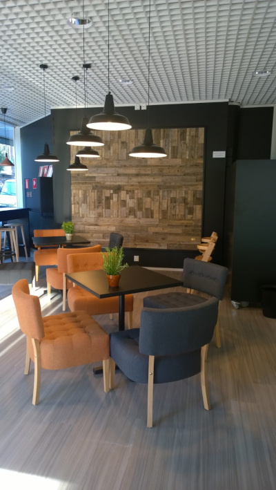 Kahvila-Kulma taustaseinä egyptiläistä puuta.